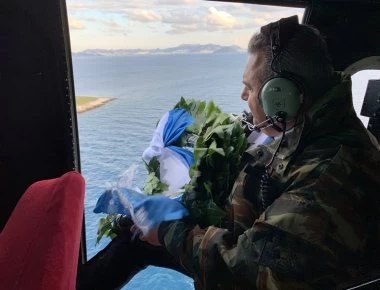 Π.Καμμένος: Ο «μετρ» του αιφνιδιασμού - Πήγε στα Ίμια και πέταξε στεφάνι στη μνήμη των νεκρών ηρώων (βίντεο - φωτό)